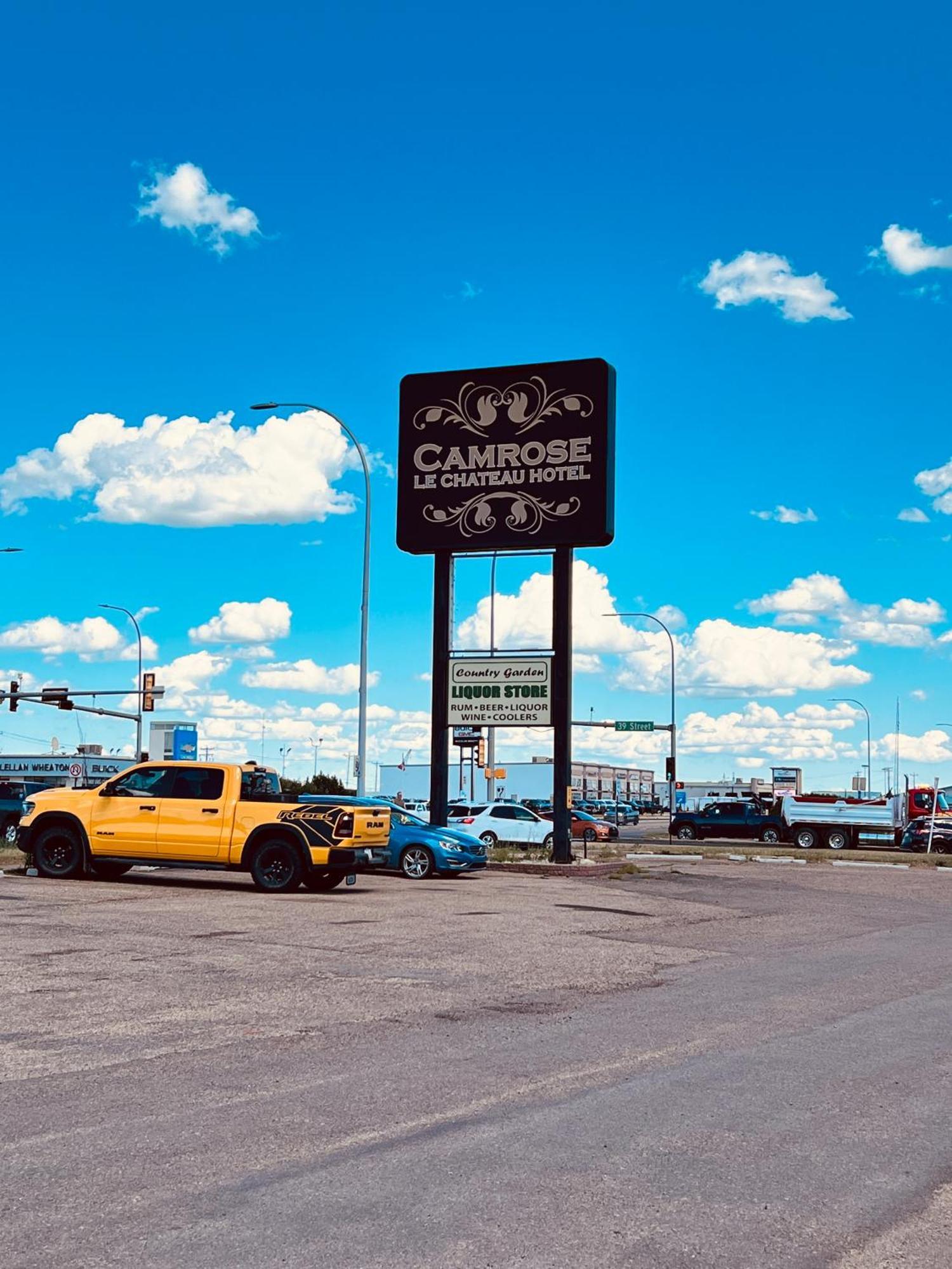 Camrose Le Chateau Hotel Exterior foto